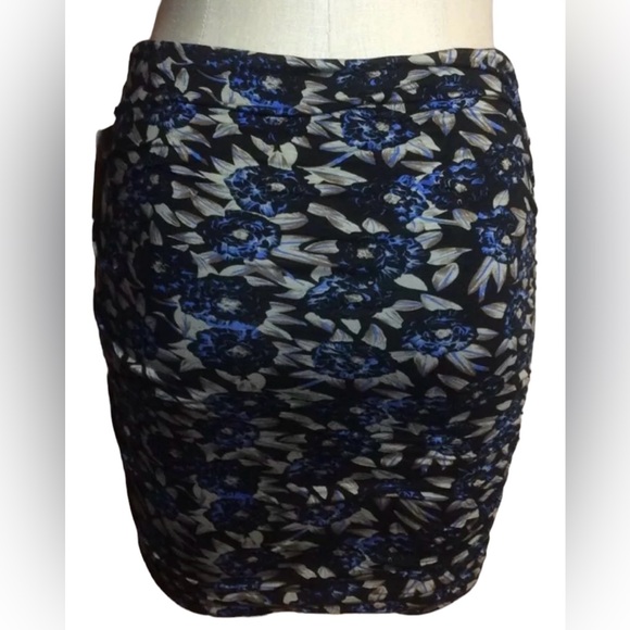 Free People Essential Scrunch Mini Skirt Black Blue Combo Floral Size XS NWT - Picture 3 of 7